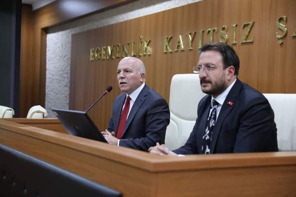 AK Parti Palandöken İlçe Başkanı Haktan Ömeroğlu ve ilçe teşkilatı Erzurum Büyükşehir Belediye Başkanı Mehmet Sekmen’i makamında ziyaret etti.