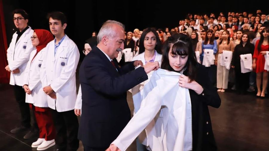 Atatürk Üniversitesi Tıp Fakültesi Geleneksel Önlük Giyme Töreni, 2 yıl aranın ardından yeniden düzenlendi.