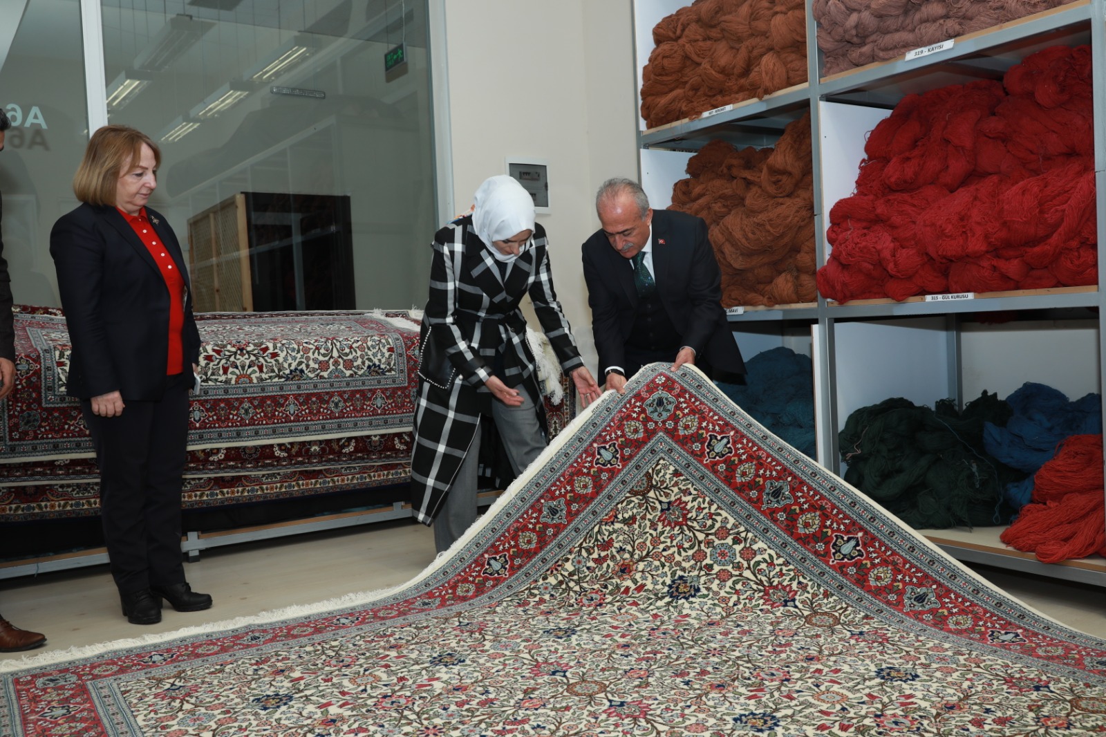 Atatürk Üniversitesi Haber - Milletvekili Taşkesenlioğlu Ban, Halı Kilim Ve El Sanatları Uygulama Merkezini Ziyaret Etti