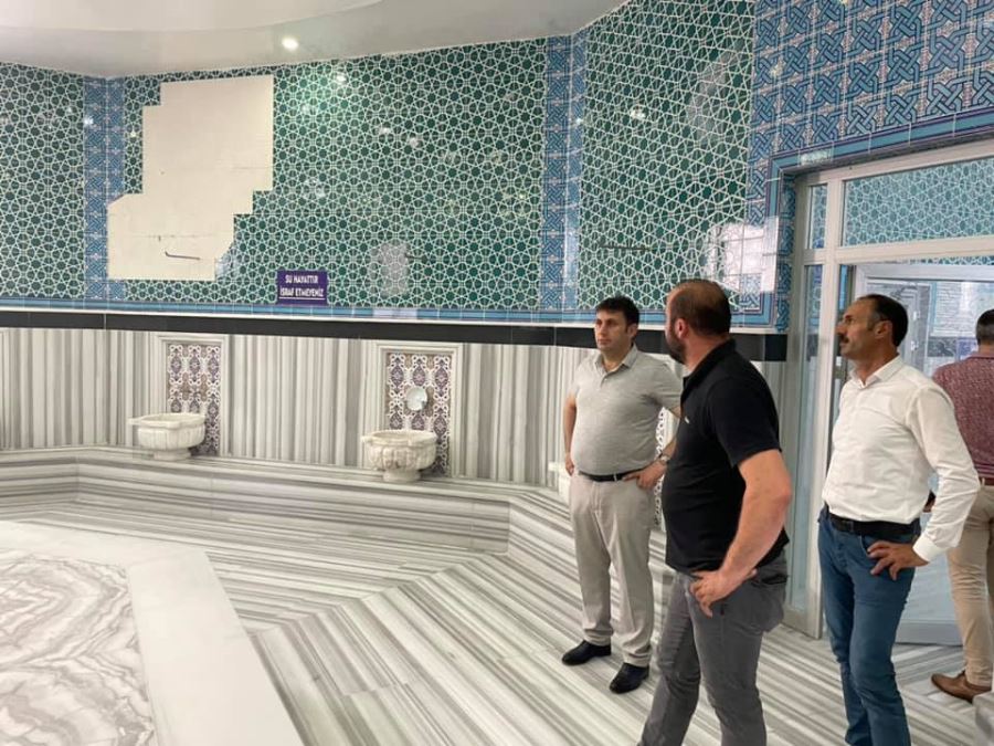 Çat Belediye Başkanı Melik Yaşar, ilçeye içerisinde yüzme havuzu, hamam, kütüphane, cafe ve sosyal donatı merkezlerinin de bulunduğu sosyal tesis kazandırmak için kolları sıvadı.