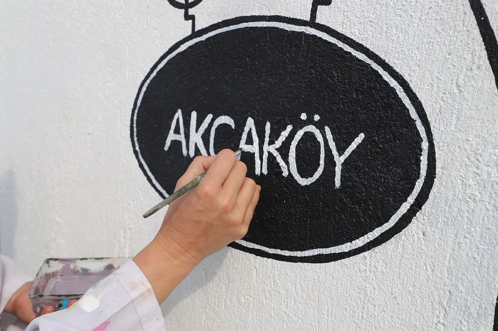 Menderes’te Akçaköy’ün duvarları tuvale dönüştü!