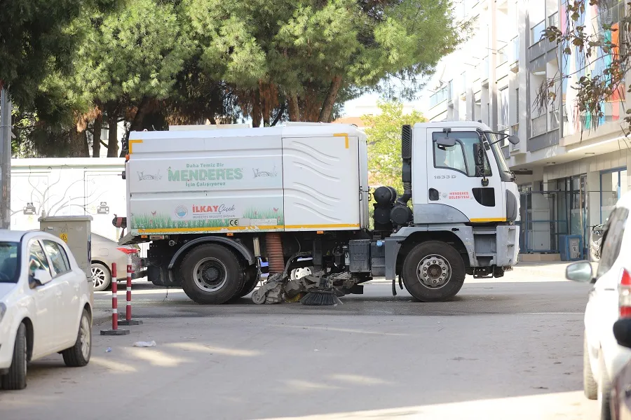 Menderes’te Caddeler Tertemiz!