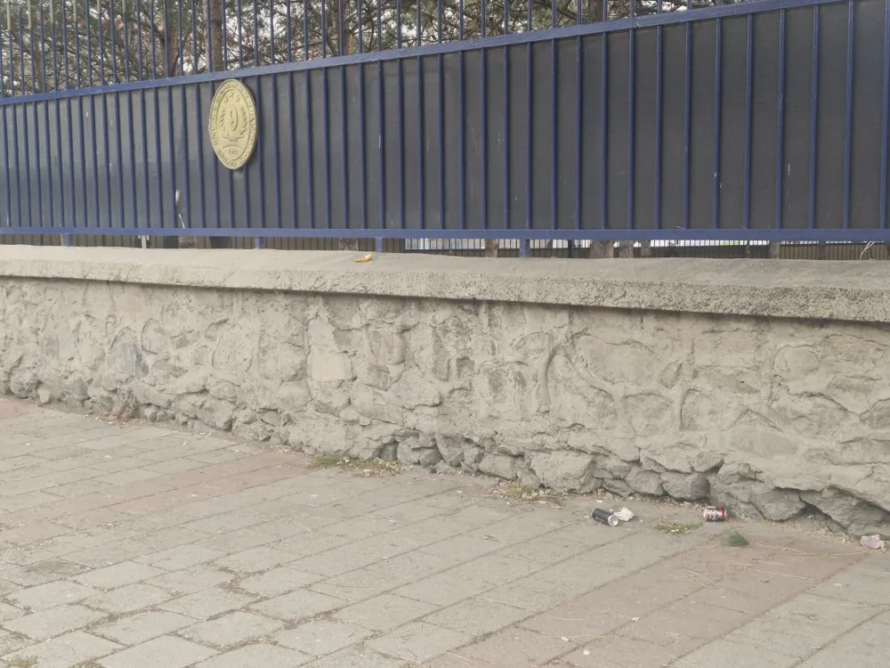 Şehrin Merkezinde İğrenç Görüntü! Harbiye Kışlası Duvarı Alkol Şişeleriyle Kaplandı