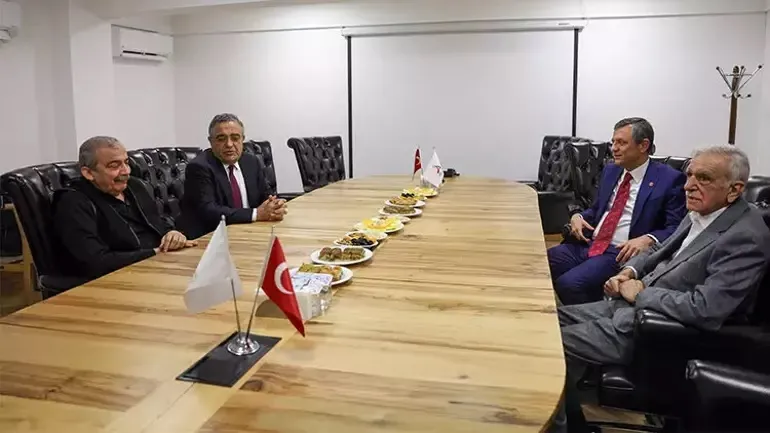 CHP Genel Başkanı Özgür Özel, Ahmet Türk’ü ziyaret etti